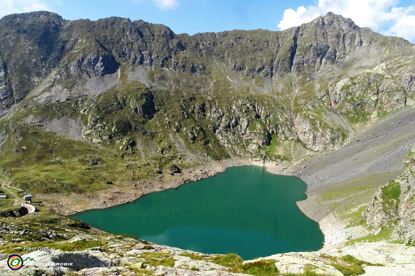 87 Il verdeggiante Lago del Diavolo , sullo sfondo il Pizzo di Cigola.JPG